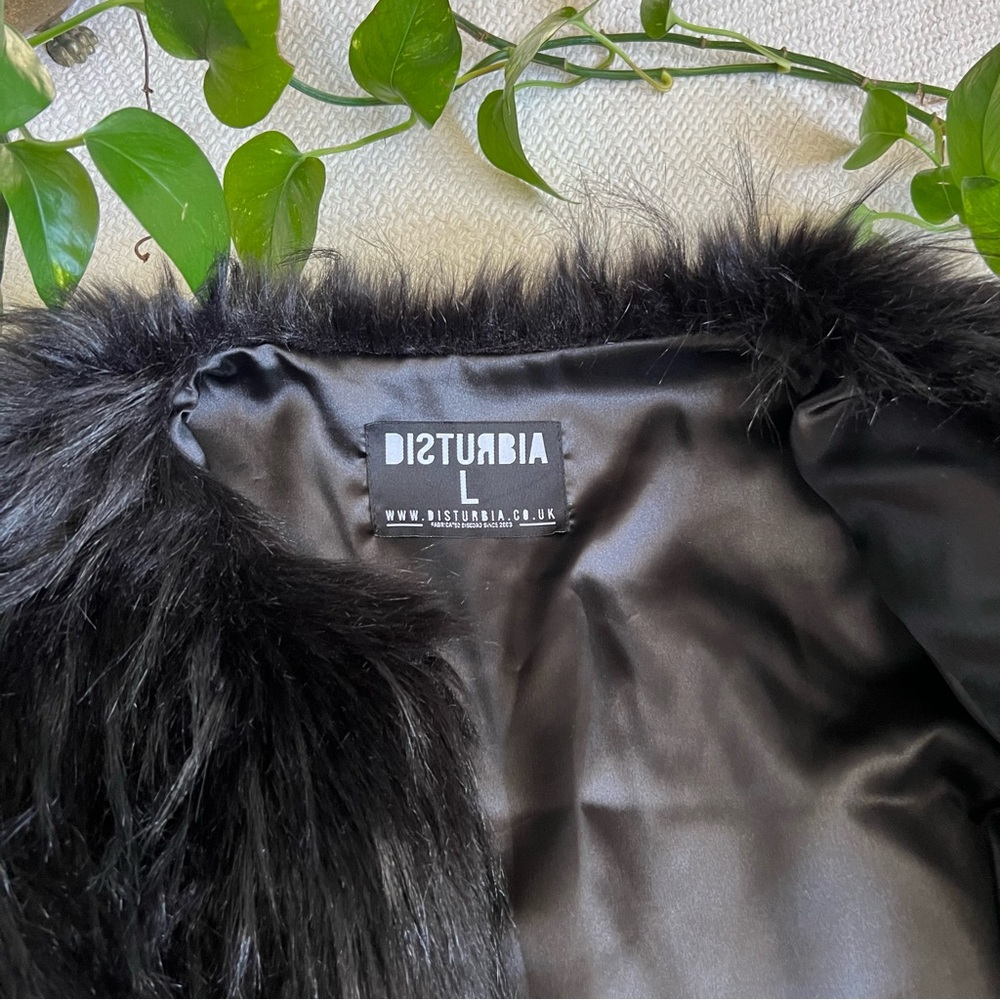 DISTURBIA Marla Black Faux Fur Cropped Jacket Large - Picture 4 of 7